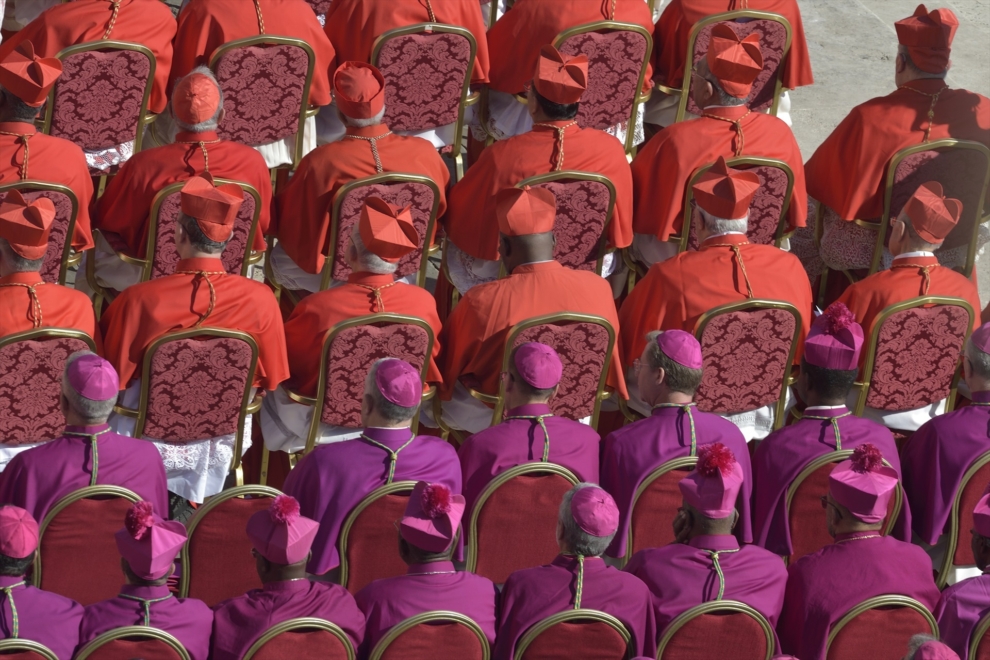 Un grupo de cardenales atienden a un acto en El Vaticano.