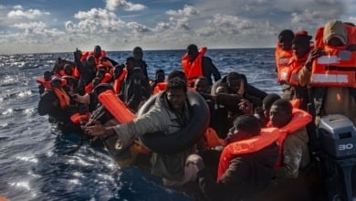 El horror al que se enfrentan los inmigrantes que navegan en los cayucos más grandes: "Tienen señas de latigazos"