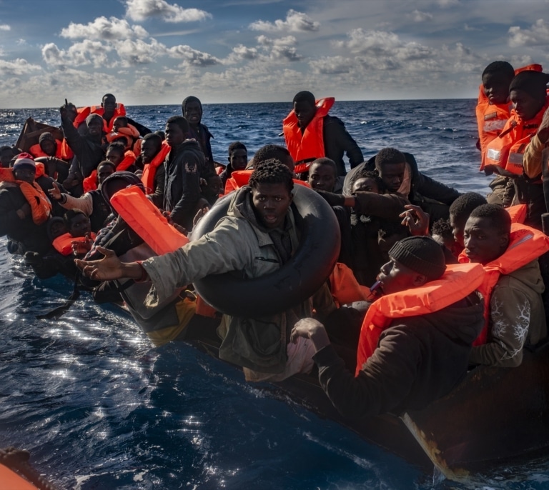 El horror al que se enfrentan los inmigrantes que navegan en los cayucos más grandes: "Tienen señas de latigazos"