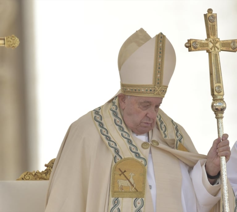 El Papa Francisco pasa una "noche tranquila" pero aún necesita oxígeno