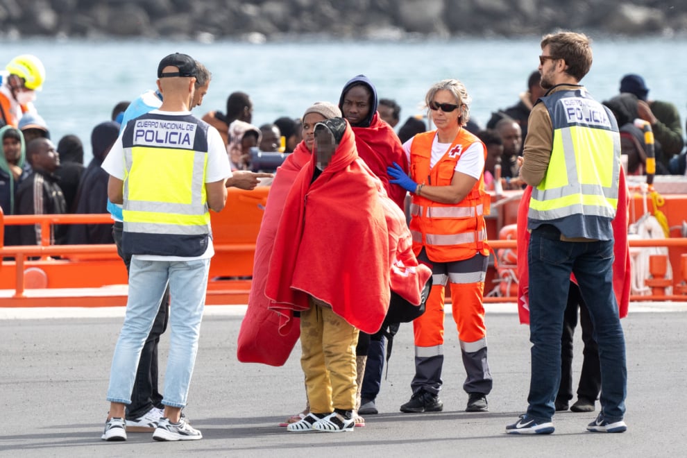 (Foto de ARCHIVO) Varios servicios de emergencia atienden a migrantes recién rescatados de un cayuco, en Puerto Naos, a 4 de enero de 2025, en Arrecife, Lanzarote, Canarias (España). Salvamento Marítimo ha rescatado en la mañana de este sábado en aguas de Marruecos a alrededor de 110 personas, entre las cuales hay 23 mujeres y seis o siete menores, que viajaban a bordo de dos pateras con destino a Canarias. Europa Press Canarias / Europa Press 04 ENERO 2025;MIGRANTES;CAYUCO;PATERA;SALVAMENTO MARÍTIMO;CRUZ ROJA;INMIGRACIÓN;CANARIAS;;PIXELADA 04/1/2025