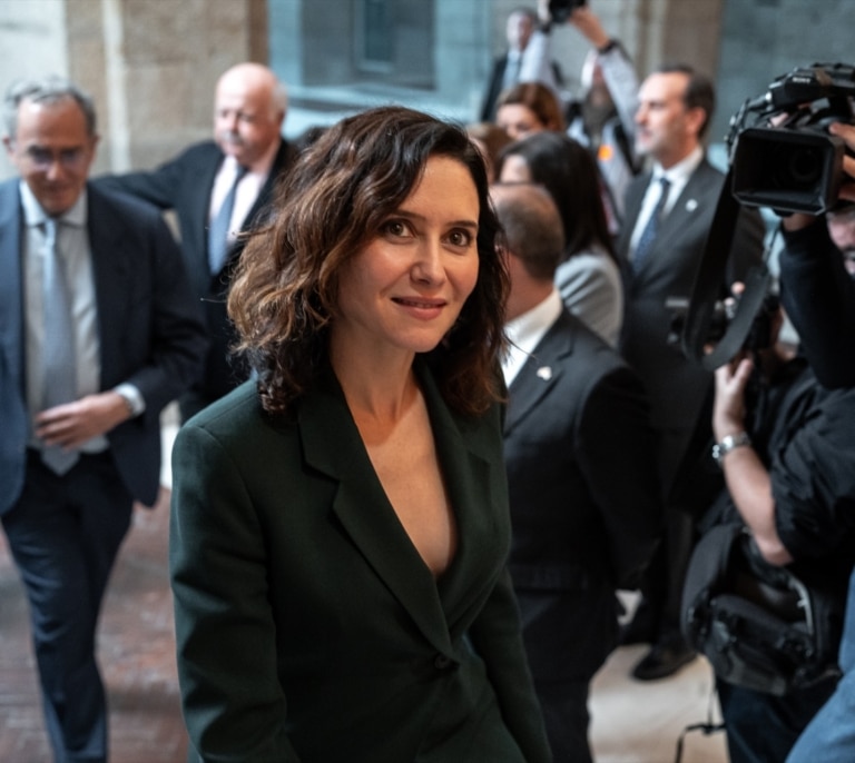 Ayuso dice que han "desaparecido" de su móvil mensajes con Pedro Sánchez