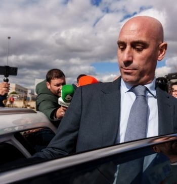 Detienen al sobrino de Luis Rubiales por lanzarle huevos durante la presentación [...]