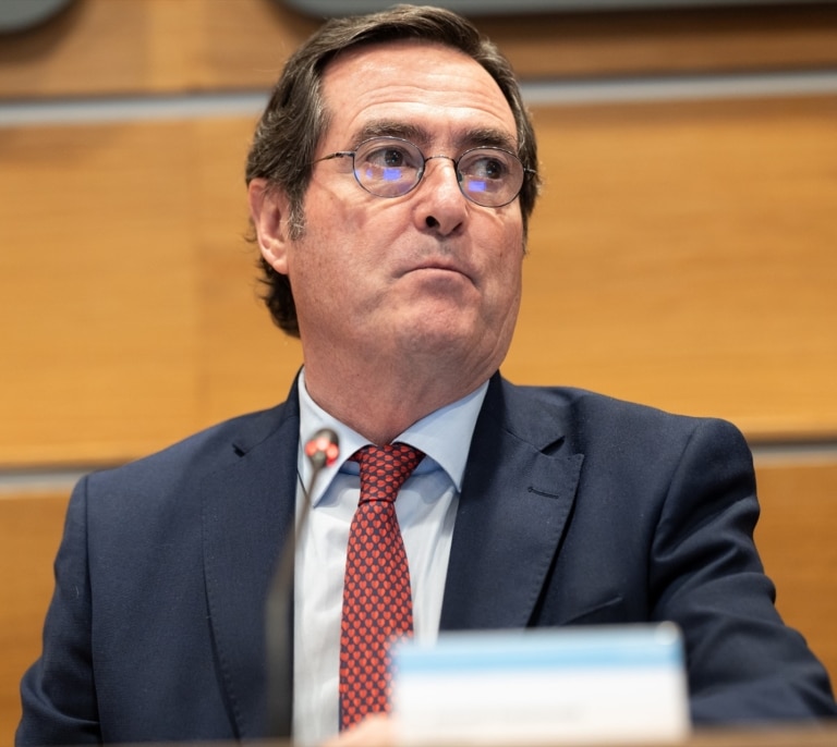 Las cuentas (a la baja) de Garamendi entre la reducción de la jornada y los que no van a trabajar a diario
