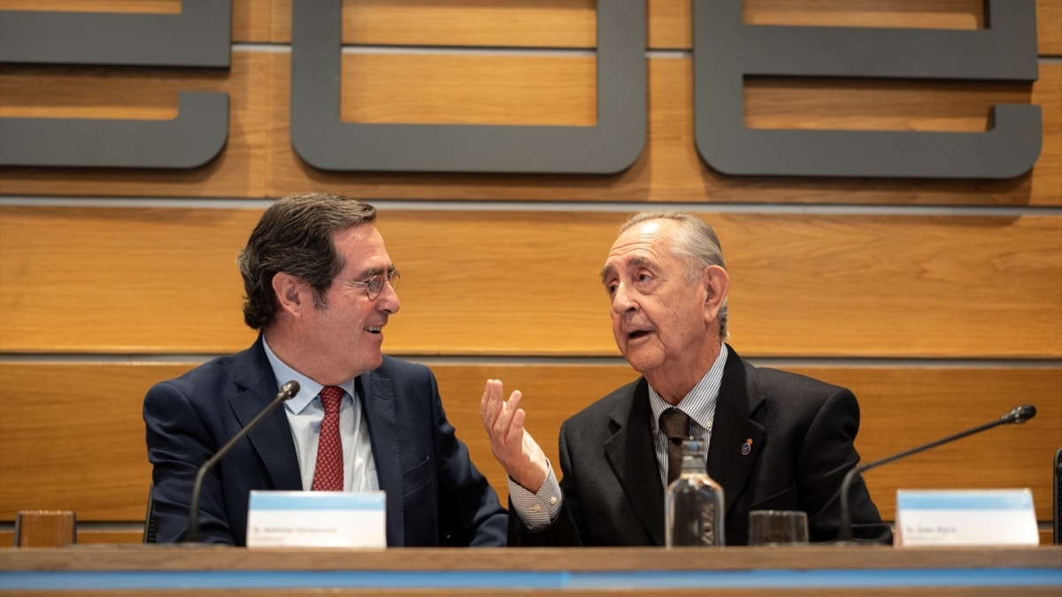 El presidente de la CEOE, Antonio Garamendi (i) y el presidente de AMAT, Juan Roca (d), durante una jornada sobre absentismo laboral en la distribución, organizada por Asedas, en la sede de la CEOE, este jueves en Madrid.