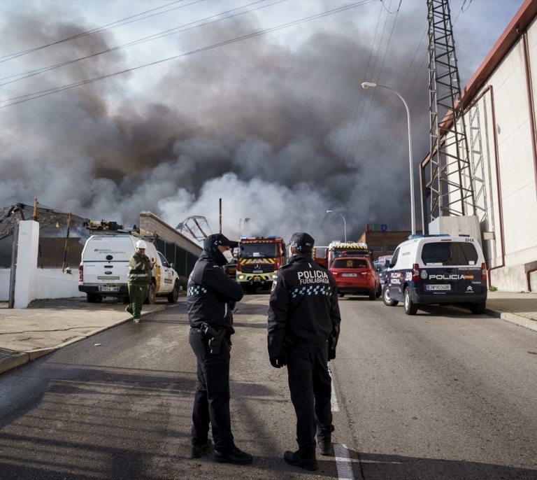Se ha incendiado y colapsado una cubierta de una nave en Cobo Calleja