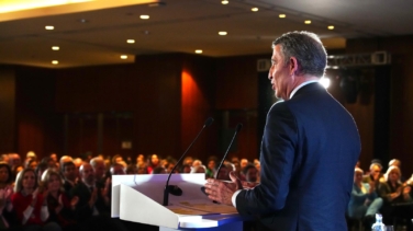 Feijóo pasa casi de puntillas sobre su cambio en torno al decreto ómnibus y se limita a apelar a la "libertad" del PP