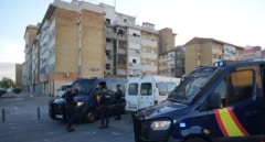 Un conductor ebrio que huía de la Policía choca contra una marquesina y hiere a una persona