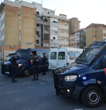 Un conductor ebrio que huía de la Policía choca contra una marquesina [...]