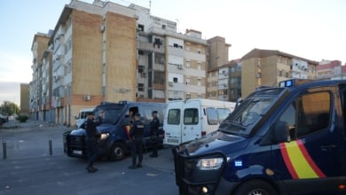 Un conductor ebrio que huía de la Policía choca contra una marquesina y hiere a una persona