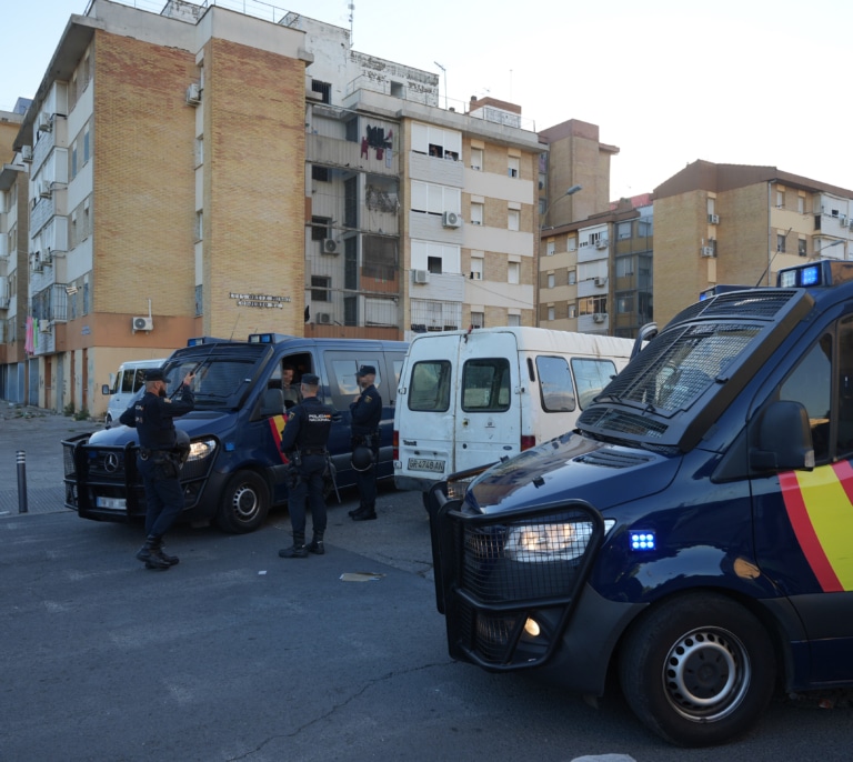 Un conductor ebrio que huía de la Policía choca contra una marquesina y hiere a una persona