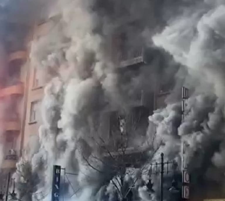 El incendio en un bingo de Valencia obliga a cortar las principales avenidas de la ciudad