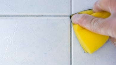 Ni lejía ni amoníaco, el ingrediente que usan los expertos para dejar las juntas del baño como nuevas