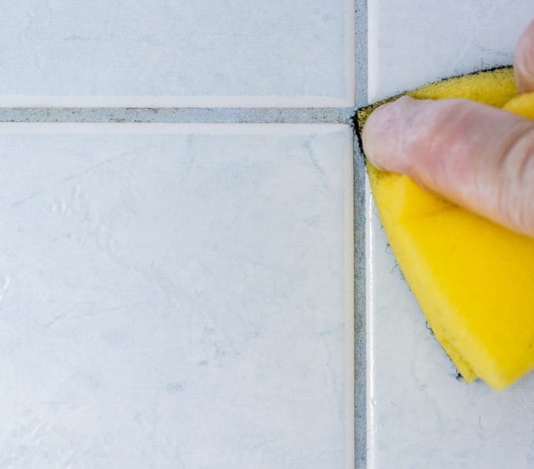 Ni lejía ni amoníaco, el ingrediente que usan los expertos para dejar las juntas del baño como nuevas