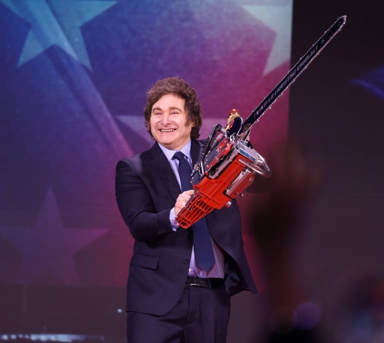 Milei exporta la motosierra a Washington en su peor semana desde que llegó al cargo