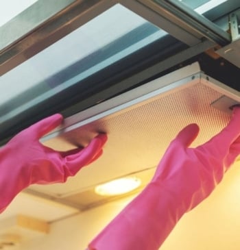 Adiós a la grasa del extractor: este truco de limpieza lo deja [...]