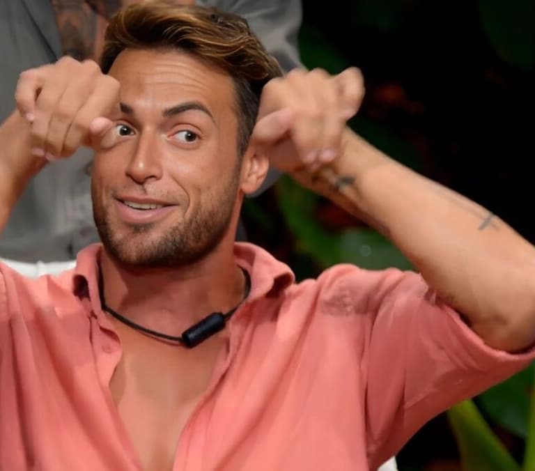 Montoya improvisa una nueva canción viral en 'La isla de las tentaciones'