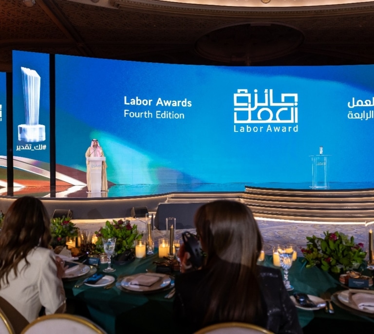 El Ministro de Recursos Humanos y Desarrollo Social honra a los ganadores del Cuarto Premio del Trabajo en Arabia Saudí