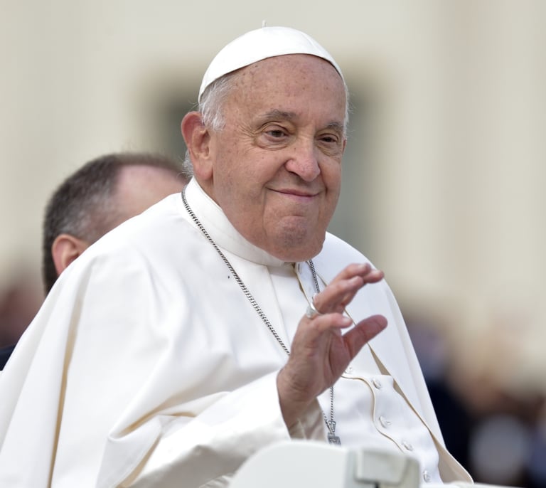 Los análisis de sangre del papa Francisco muestran una "ligera mejoría" tras seis días hospitalizado