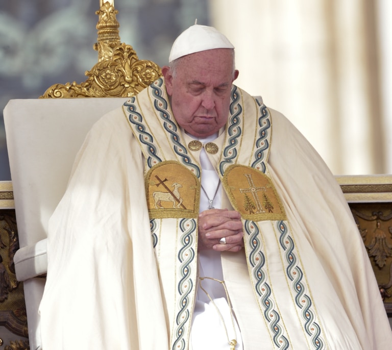 Ligera mejoría del Papa, que ha retomado el trabajo desde el hospital