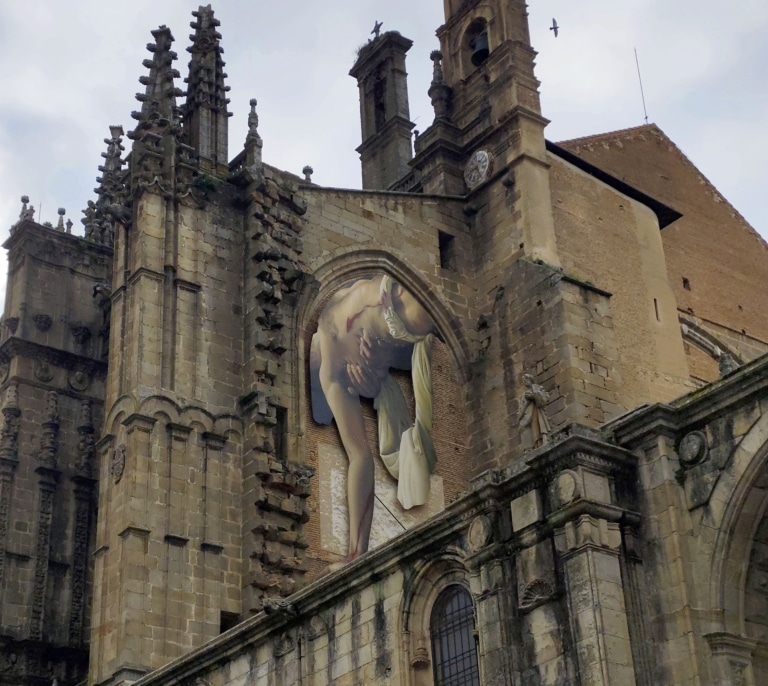 Plasencia estrena un mural hiperrealista de 11 metros para promocionar su Semana Santa
