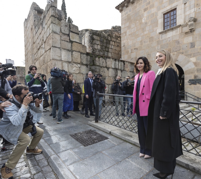 Multado el minibús que ha usado Ayuso en su visita a Mérida