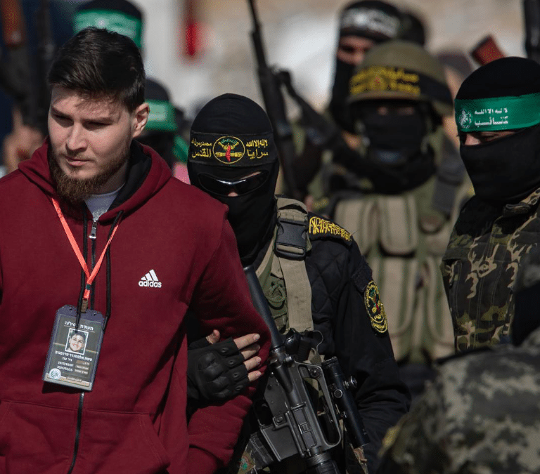 Hamás libera a otros tres rehenes e Israel desbloquea la entrega de más de 300 presos palestinos en el sexto canje del alto el fuego
