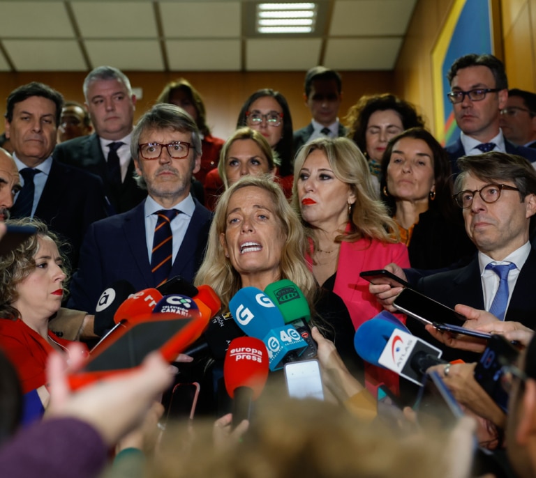 Montero arremete contra la "deslealtad inédita y la cobardía" del PP por abandonar el debate sobre la quita de la deuda