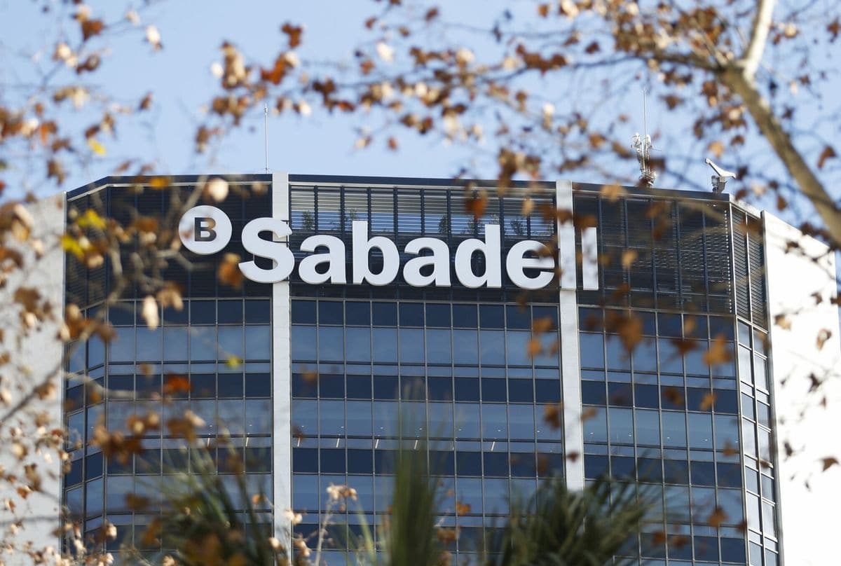 Sabadell promete repartir 6.300 millones entre sus accionistas hasta 2027 para protegerse de la opa del BBVA