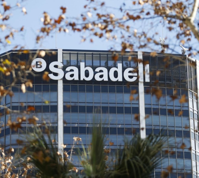Sabadell gana un 59% más hasta marzo y eleva 100 millones más su dividendo en plena OPA de BBVA