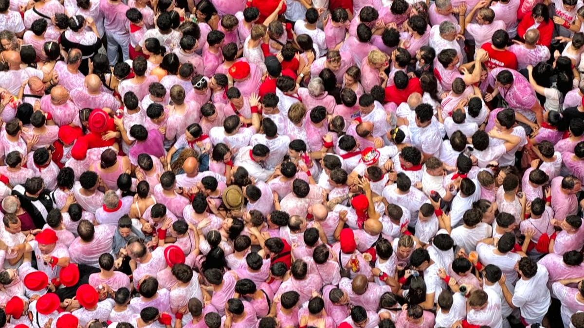 multitud en las Fiestas de San Fermín.