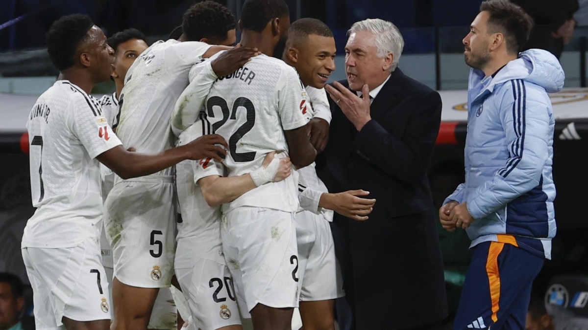 Los jugadores del Real Madrid celebran con su entrenador, Carlo Ancelotti tras un gol