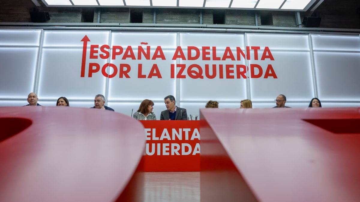 MADRID, 10/03/2025.- El presidente del Gobierno y secretario general del Partido Socialista, Pedro Sánchez (c), conversa con la presidenta del PSOE, Cristina Narbona (4i), al inicio de la reunión de la Comisión Ejecutiva Federal del PSOE, este lunes en la sede del partido en Madrid. EFE/ Juan Carlos Hidalgo