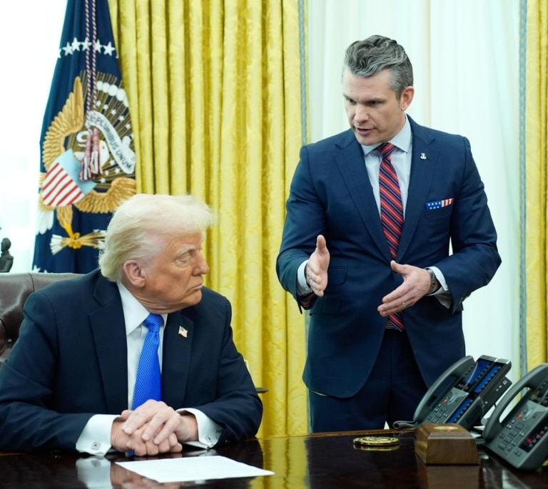El Gobierno de Trump reconoce que incluyó por error a un periodista en un chat grupal donde debatía si bombardear Yemen