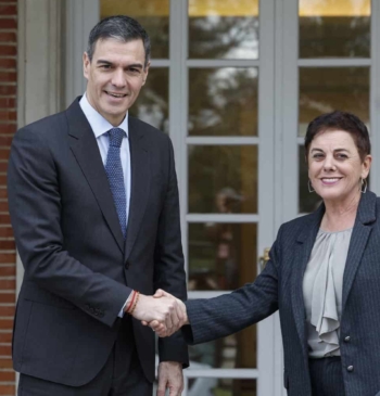 Sánchez y Aizpurua, un histórico apretón de manos con Bildu en La [...]