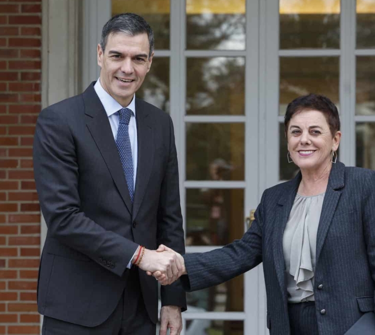 Sánchez y Aizpurua, un histórico apretón de manos con Bildu en La Moncloa