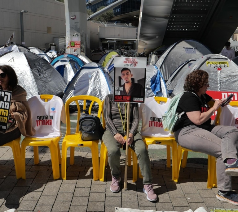 Las familias de los rehenes acusan a Netanyahu de poner en riesgo sus vidas mientras la mediación trata de salvar la tregua