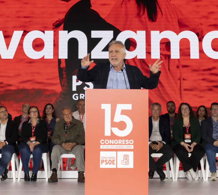Ángel Víctor Torres anuncia que padece cáncer, pero no deja ni la política ni el ministerio