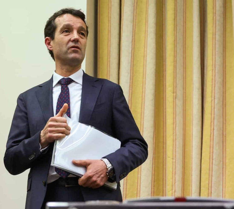 Escribano se atrinchera en Indra y lleva hasta el final su pulso a Sánchez