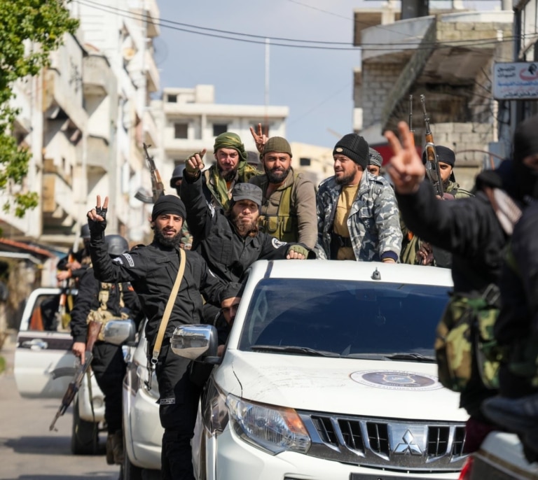 Qué se esconde tras la violencia que acerca a la Siria pos-Asad a una nueva guerra civil