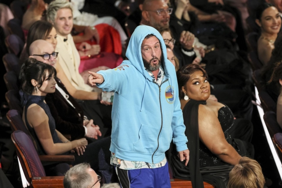 LOS ANGELES (United States), 03/03/2025.- Actor Adam Sandler performs a bit while in the audience during the 97th annual Academy Awards ceremony at the Dolby Theatre in the Hollywood neighborhood of Los Angeles, California, USA, 02 March 2025. EFE/EPA/ALLISON DINNER