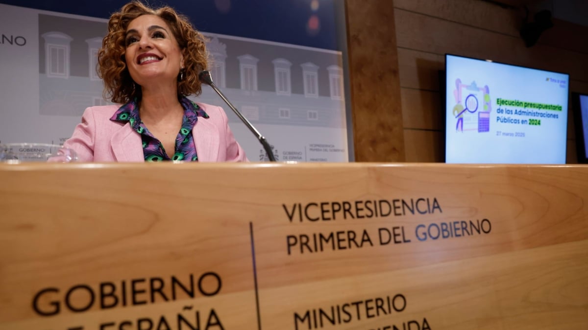 MADRID, 27/03/2025.-La vicepresidenta primera y ministra de Hacienda, María Jesús Montero, presenta en rueda de prensa los datos del déficit público a cierre de 2024, este jueves en el Ministerio de Hacienda.-EFE/ Juan Carlos Hidalgo