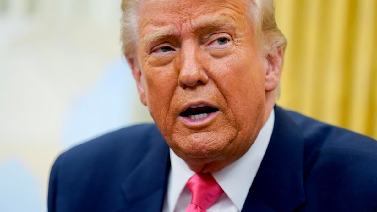 Donald Trump habla antes de firmar órdenes ejecutivas en el Despacho Oval, en la Casa Blanca, Washington.