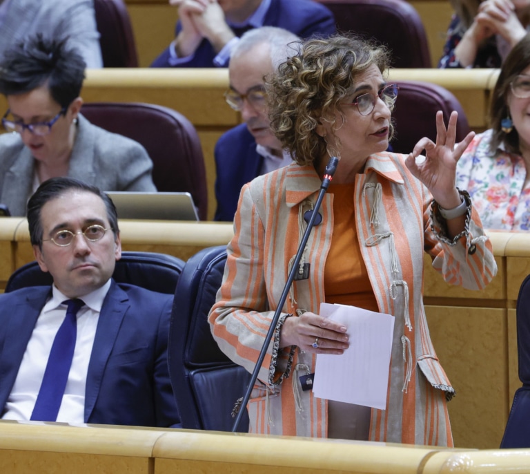 Montero negocia con Sumar una fórmula para "compensar" a los trabajadores que tengan que tributar por el SMI