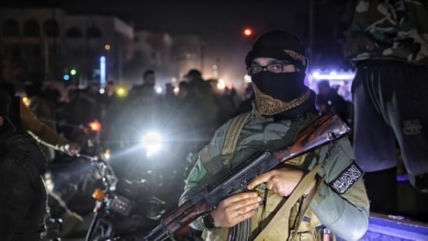 Más de 70 muertos en combates entre fuerzas sirias y leales a Asad en el peor brote de violencia desde su caída