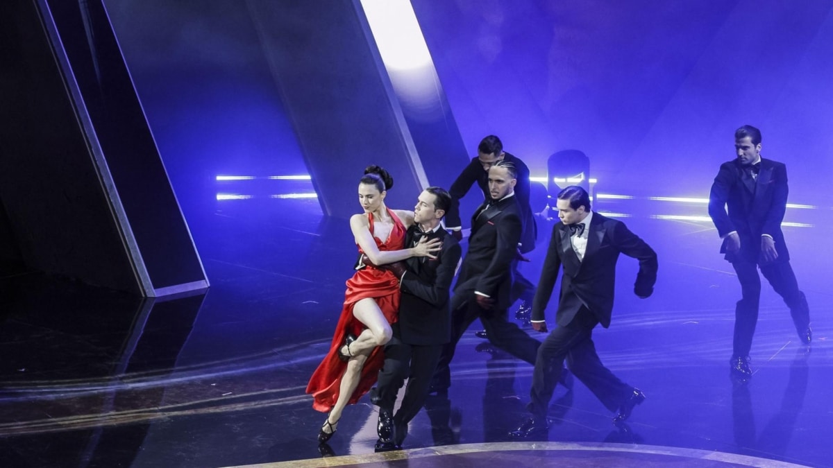 Margaret Qualley, protagonista de un tributo a James Bond en la ceremonia de los Premios Oscar