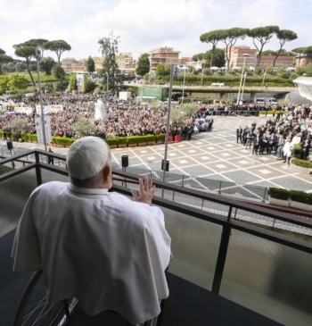 El médico del Papa: "Tuvimos que elegir entre dejarlo ir o probar [...]