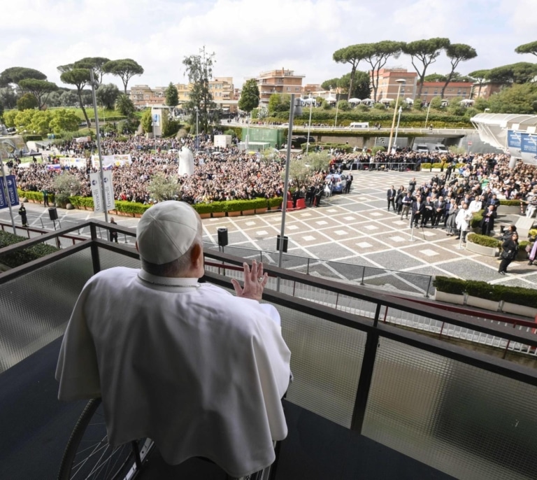 El médico del Papa: "Tuvimos que elegir entre dejarlo ir o probar con todo"