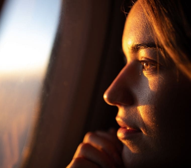 Esto es lo que ocurre si te maquillas al montar en avión