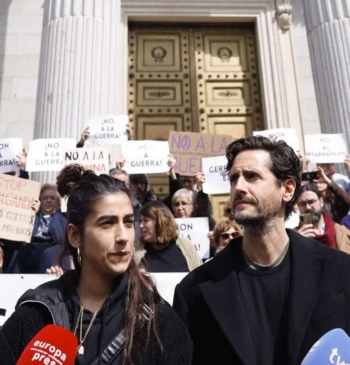 Carolina Yuste lee un manifiesto frente al Congreso: "El rearme de Europa [...]